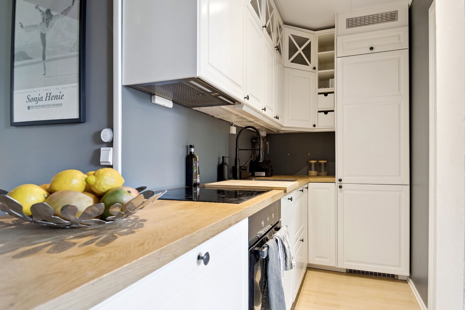 Stilrent og funksjonelt kjøkken fra 2020 med tidsriktige detaljer. Galleribilde