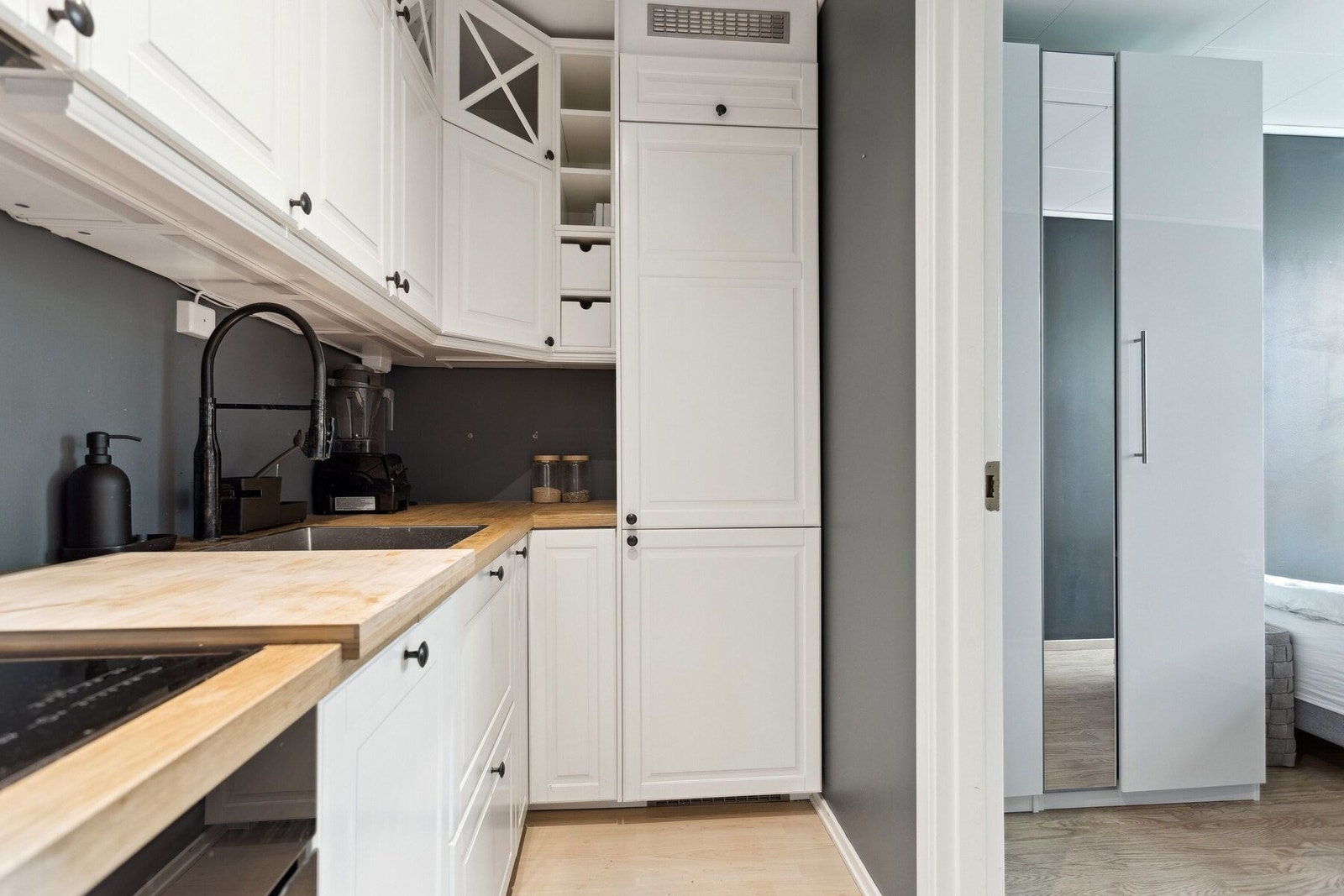 Her har man god skap og benkeplass som er ypperlig ved matlaging. Galleribilde