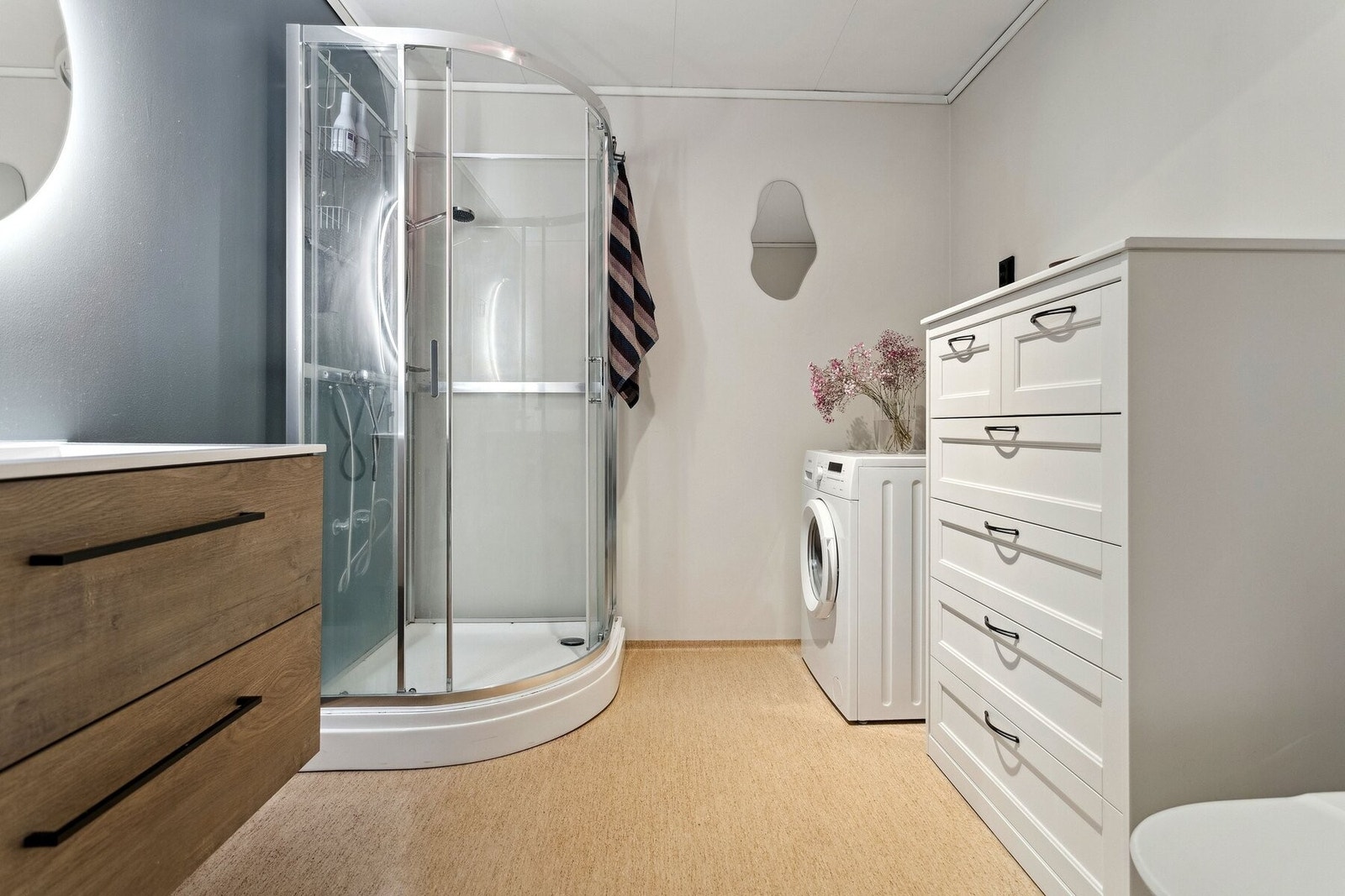 Romslig baderom på 5,7 m² med opplegg for vaskemaskin og god plass til tørketrommel. Galleribilde