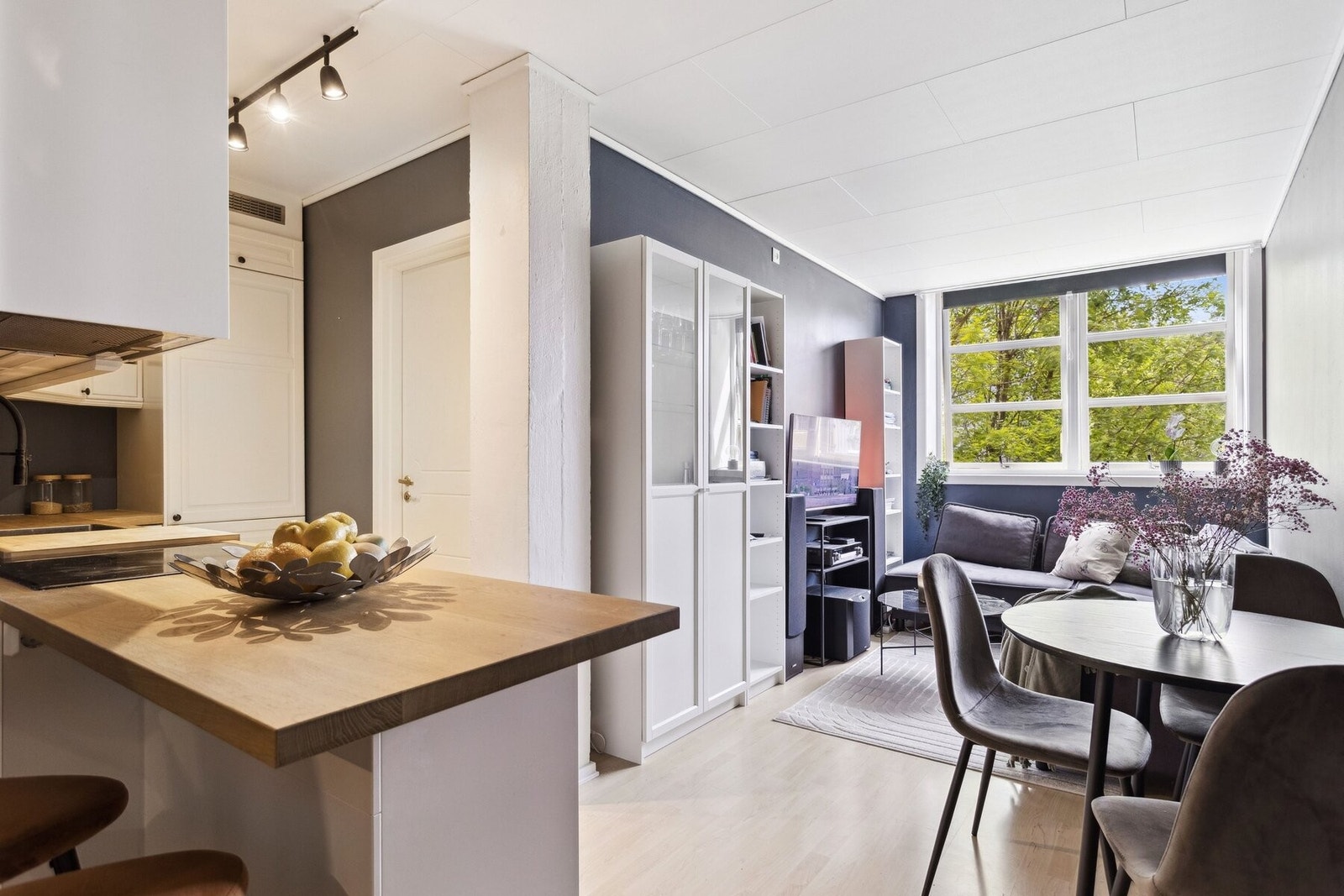 EiendomsMegler 1 v/Martin Nordmo har gleden av å ønske velkommen til en pen 2-roms andelsleilighet i Innherredsveien 61 D på Buran. Foto presentert av Krokstad & Nervik. Galleribilde