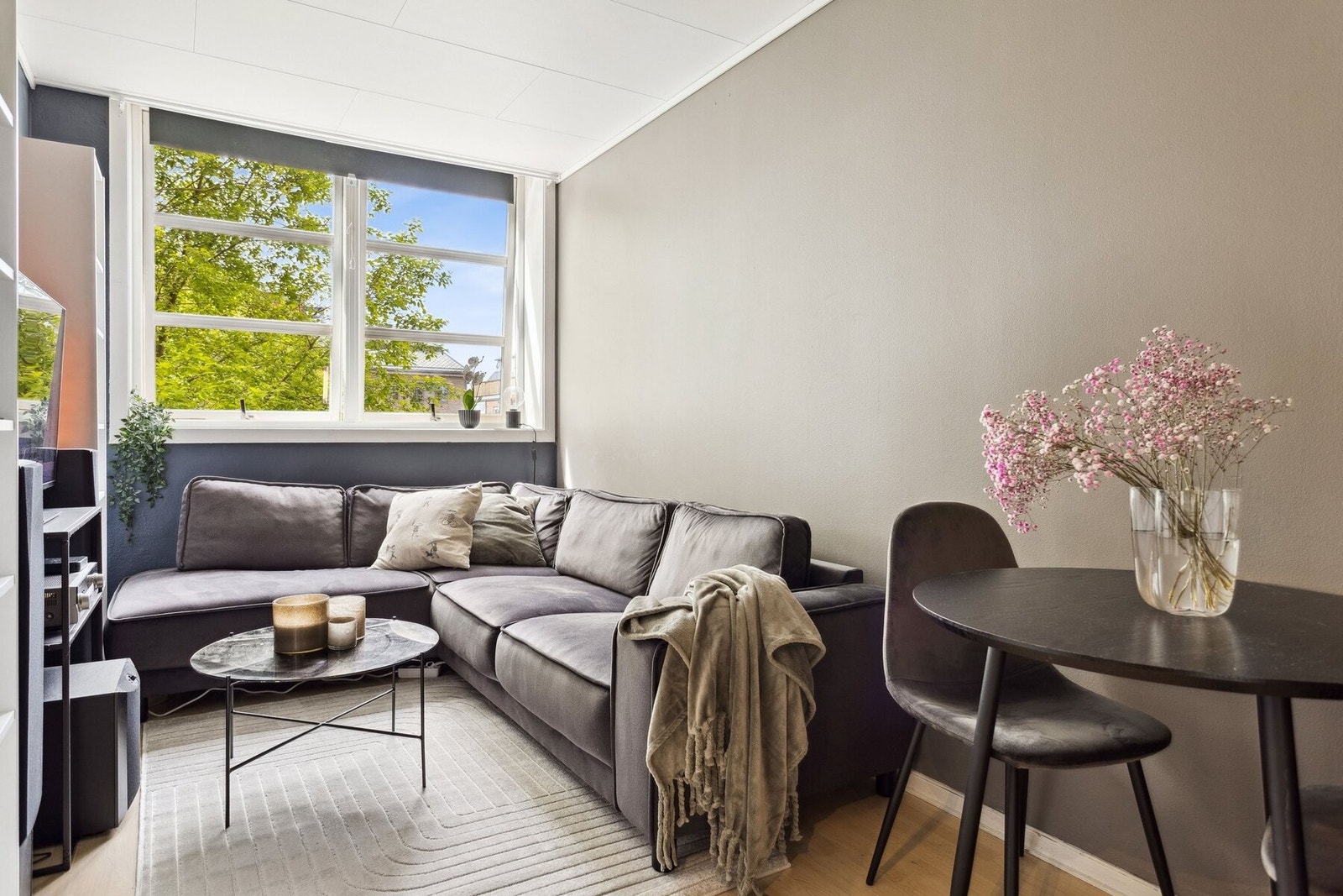 Lys og hyggelig stue med store vindusflater som slipper inn rikelig med dagslys. Galleribilde