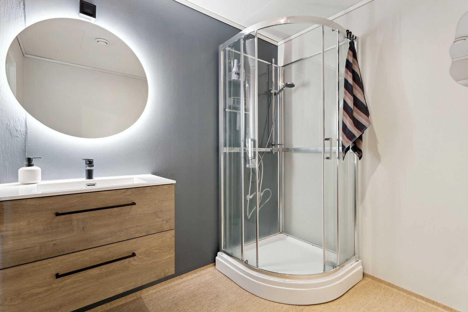 Badet holder en gjennomgående god standard og er vurdert til TG1 på de fleste punkter av takstmann. Galleribilde