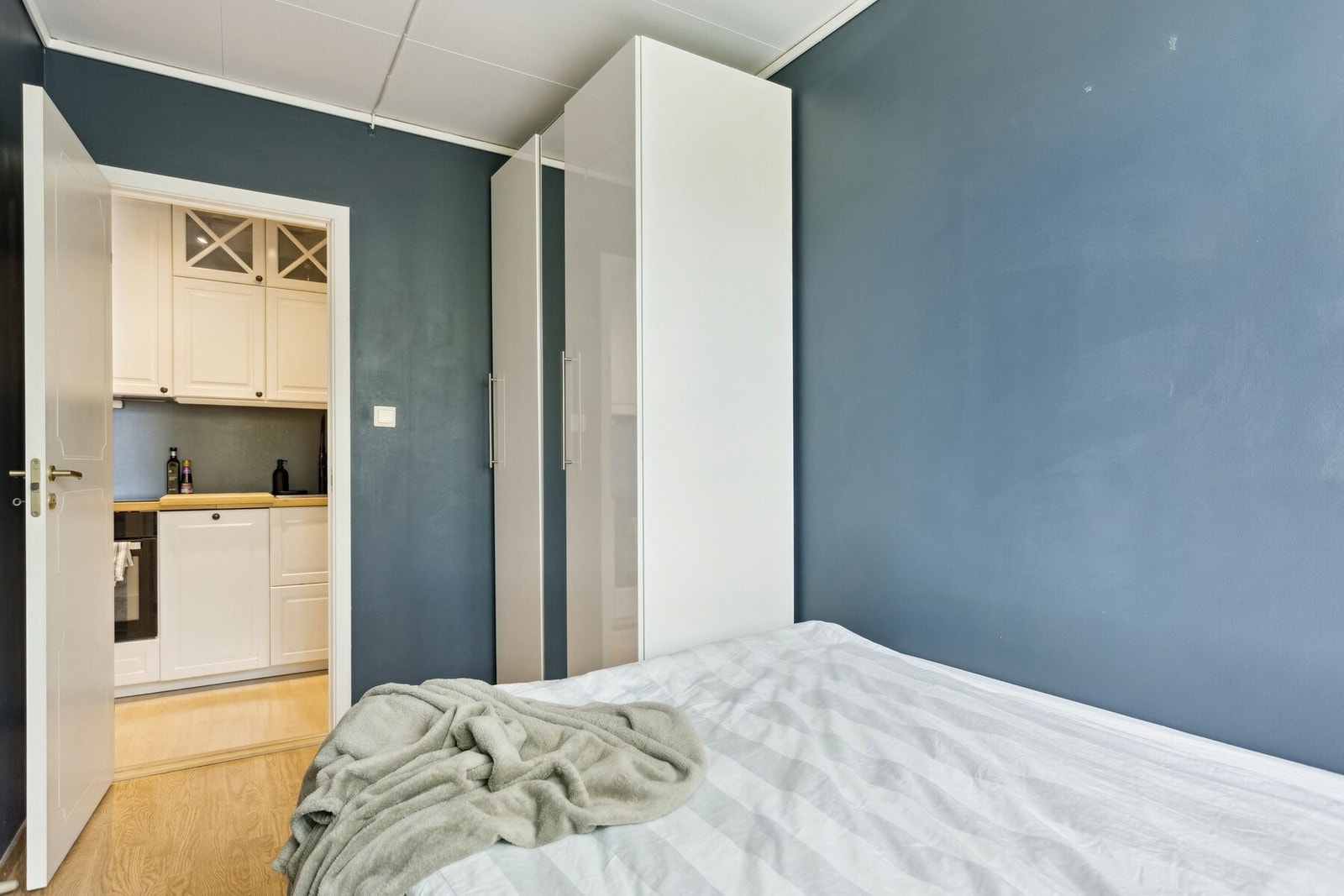 Her er det god plass til dobbeltseng og ønsket garderobeløsning. Galleribilde