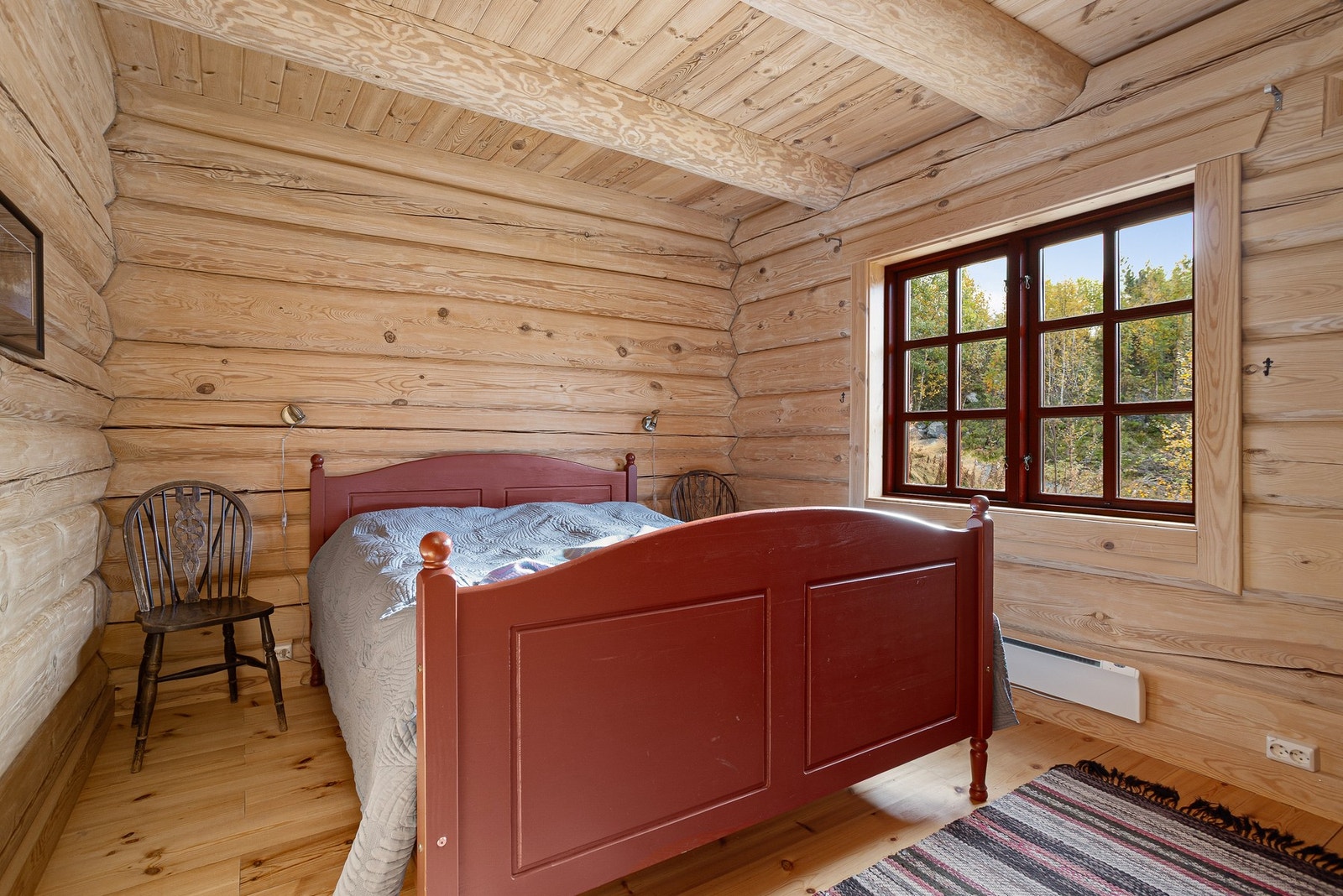 Hovedsoverom med god plass til dobbeltseng og tilhørende møblement Galleribilde