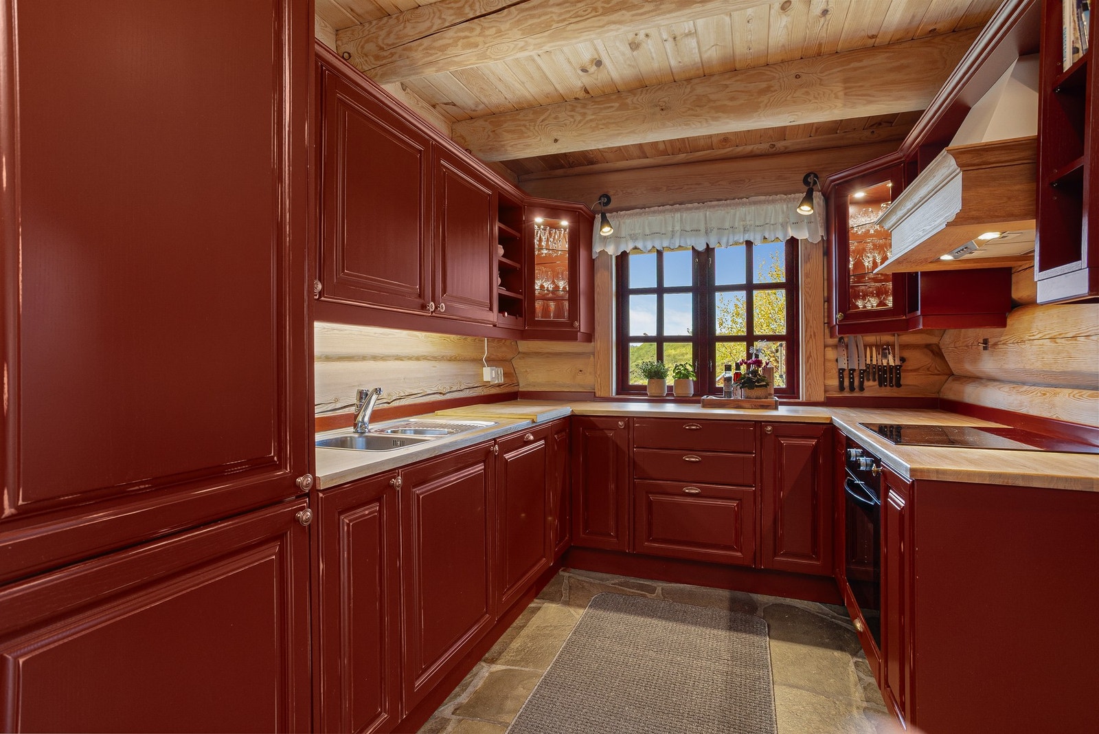 Flott, klassisk kjøkkeninnredning med profilerte fronter og benkeplate i heltre eik Galleribilde