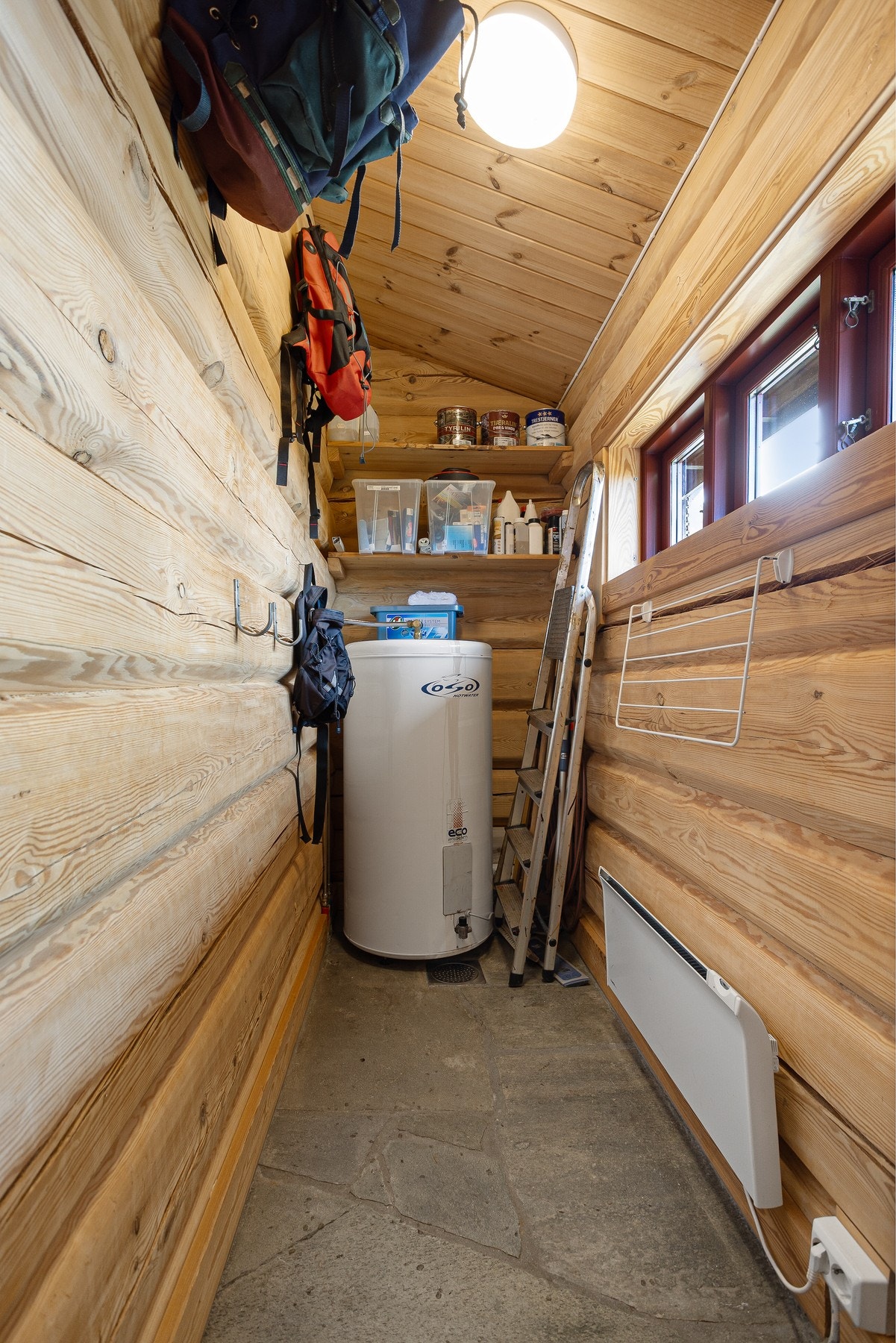 Praktisk teknisk rom med oppbevaringsplass Galleribilde