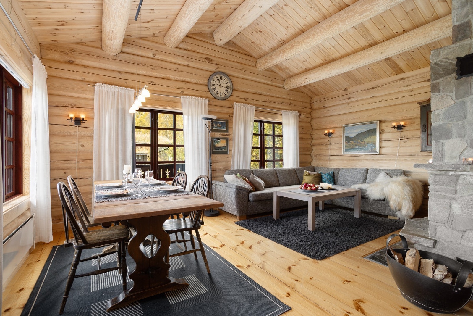 Nydelig stue og kjøkken i delvis åpen løsning. Planløsningen gir fine, definerte soner til møblering av sofamøblement og spisegruppe Galleribilde