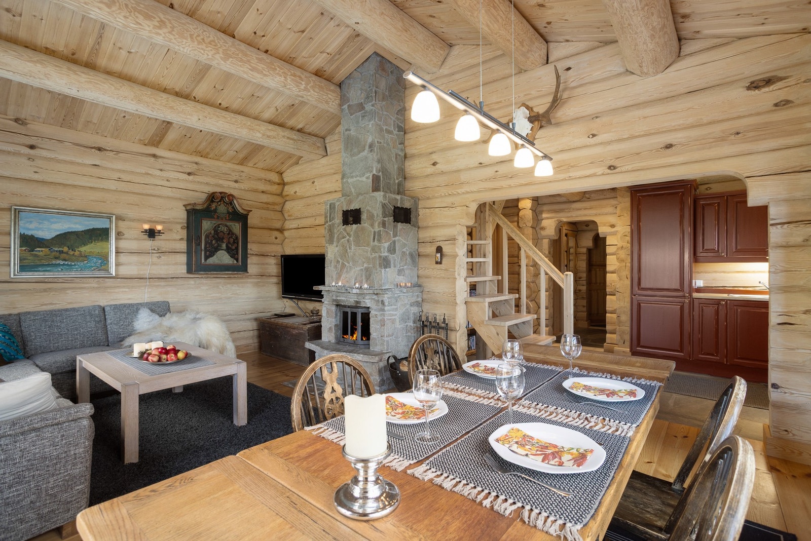 Full takhøyde og gode vindusflater slipper daglyset inn og skaper en behagelig atmosfære Galleribilde