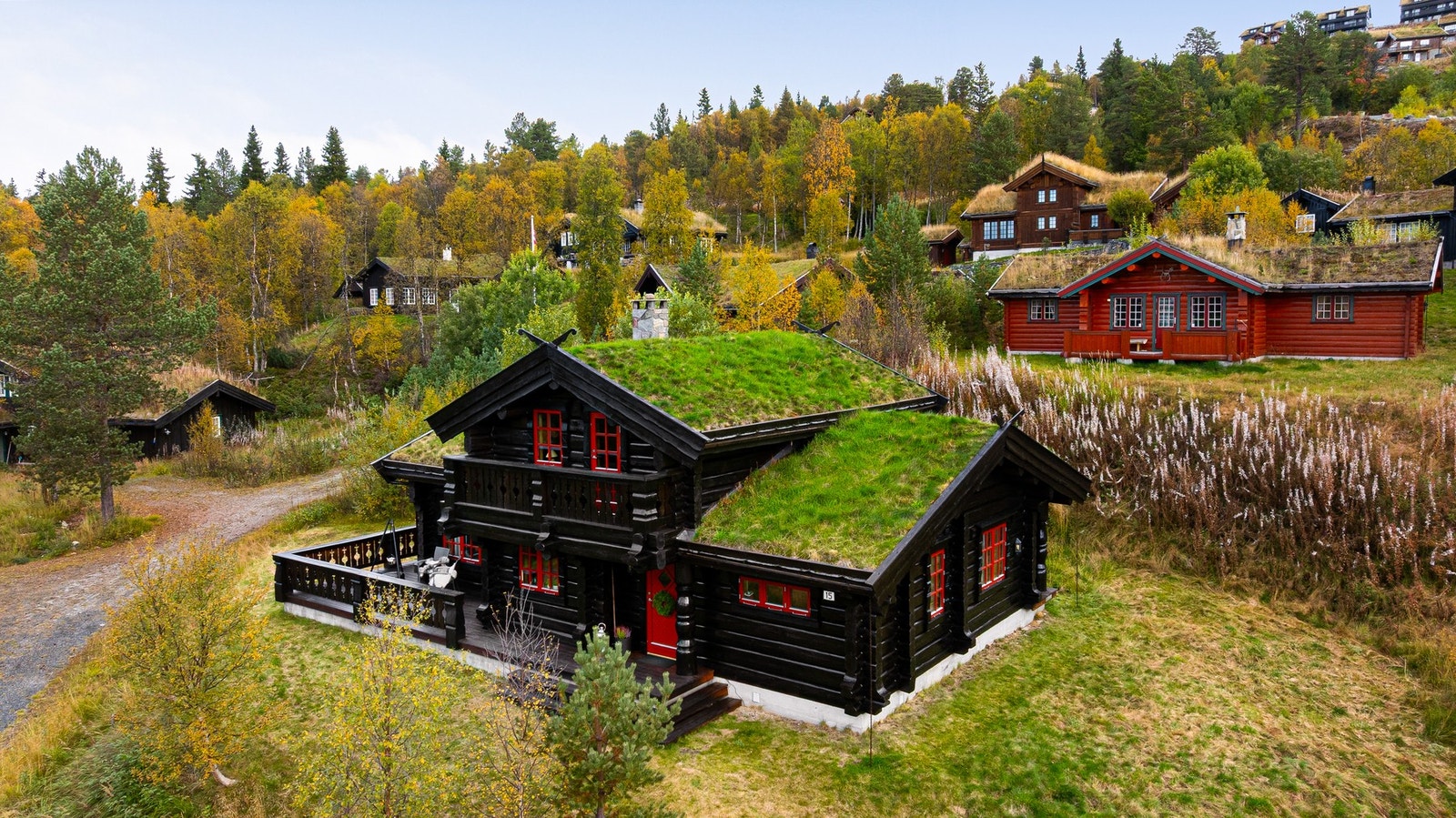 I sommerhalvåret finnes det utallige muligheter for flotte turer og toppturer i skikkelig høyfjellsterreng Galleribilde