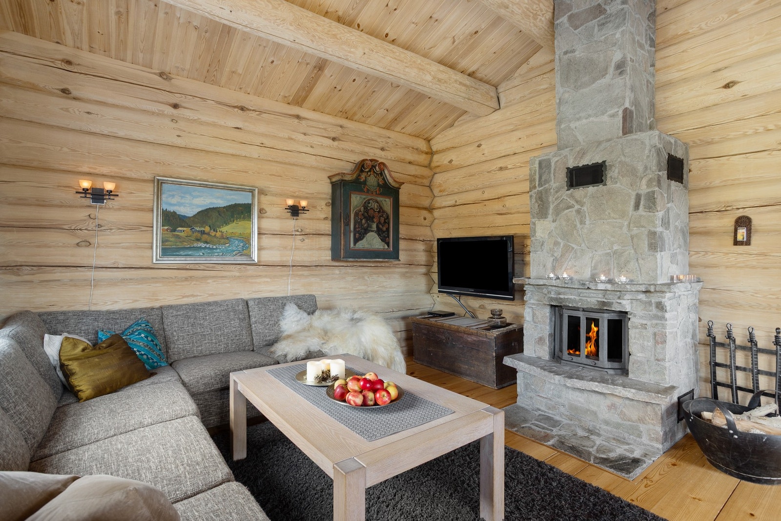 Lune overflater med laftet tømmer på vegg og tregulv på gulv Galleribilde