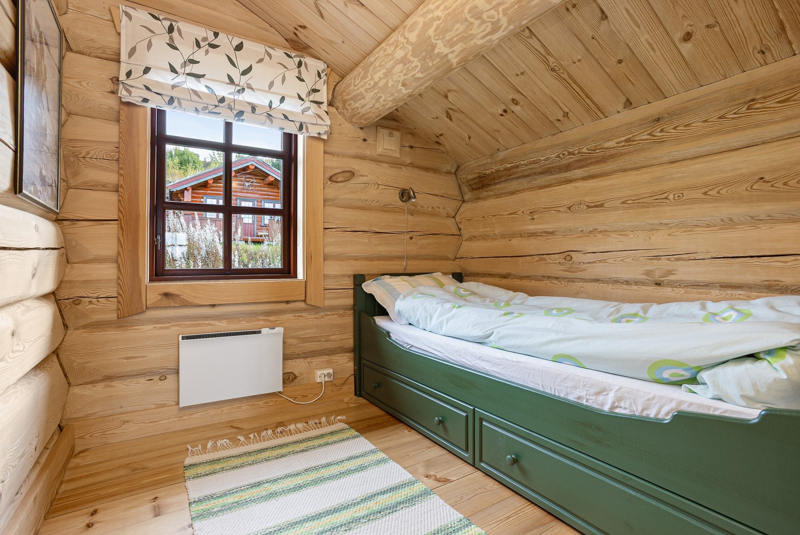 Soverom IV innredet med enkeltseng Galleribilde