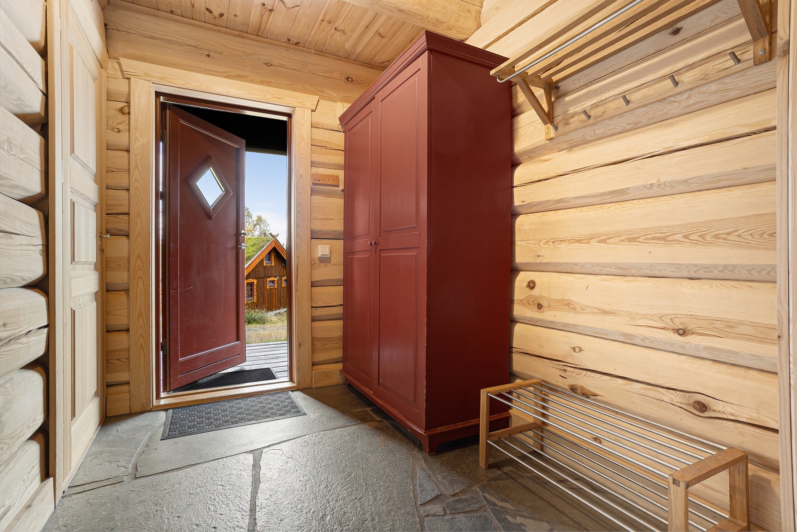 Innbydende og romslig entré med god plass til oppbevaring av yttertøy og sko Galleribilde