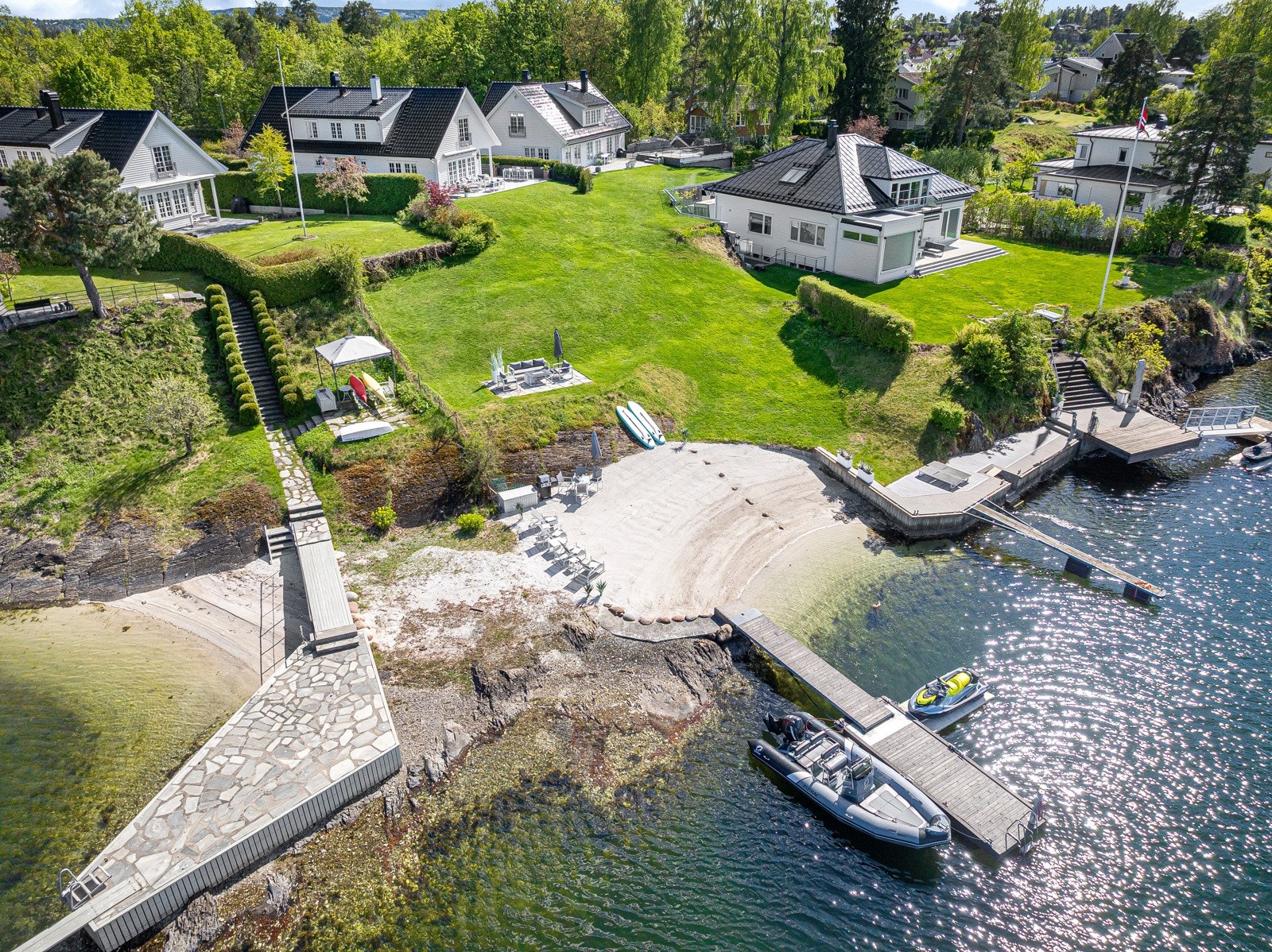 Eiendommen har strandlinje mot Koksabukta med egen flytebrygge og sandstrand, i tillegg til en ekstra båtplass på felles brygge. Galleribilde