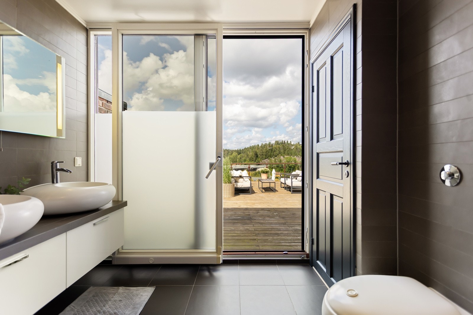 Fra badet i tilknytning til hovedsoverommet er det også utgang til terrasse Galleribilde