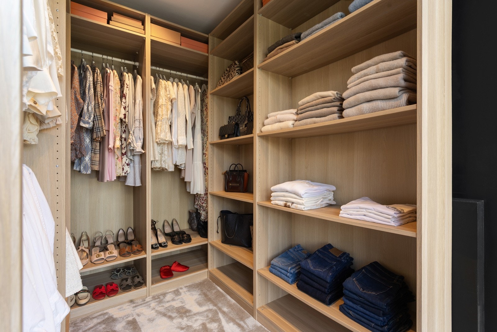 Walk-in garderobe i tilknytning til hovedsoverommet Galleribilde