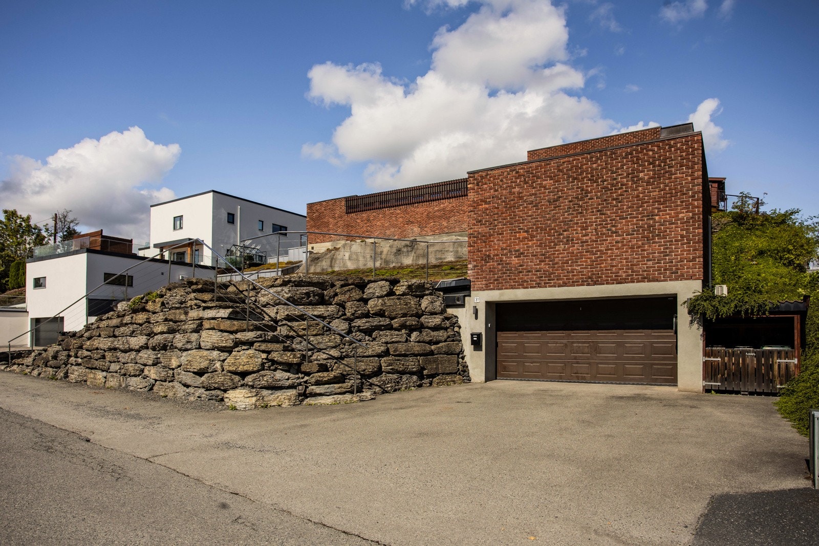 Gode parkeringsmuligheter med dobbel garasje på nedre nivå samt oppstillingsplass til to biler foran garasje. I tillegg er det mulighet for parkering i oppkjørsel og langs vei Galleribilde