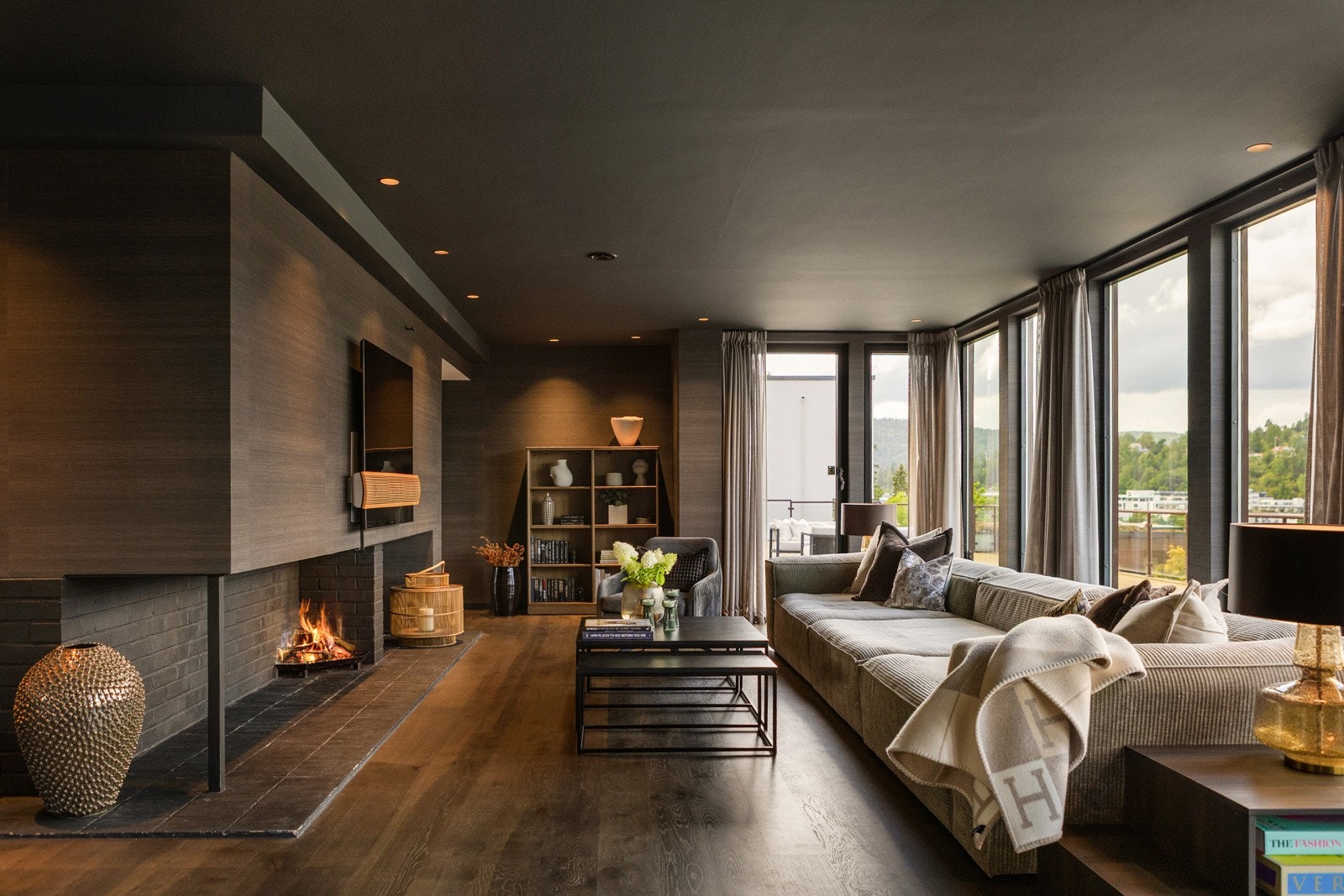 Stue med peis og vedovn Galleribilde