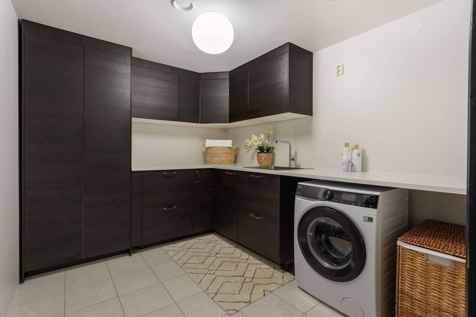 Romslig vaskerom med skapinnreding i 1. etasje Galleribilde