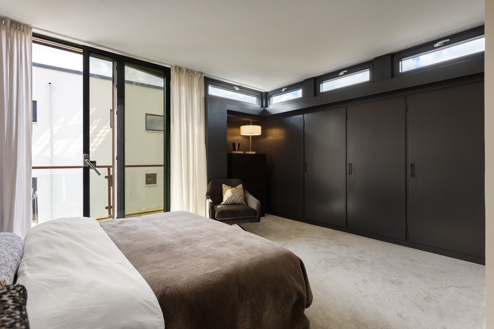 Soverom 2 i 2. etasje med stor, integrert garderobeløsning Galleribilde