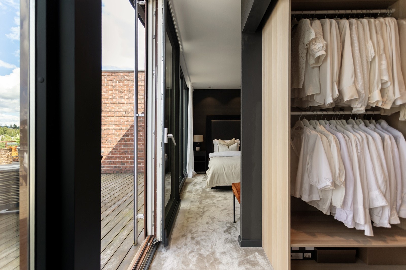 Hovedsoverom i 2. etasje med tilhørende walk-in garderobe og bad Galleribilde