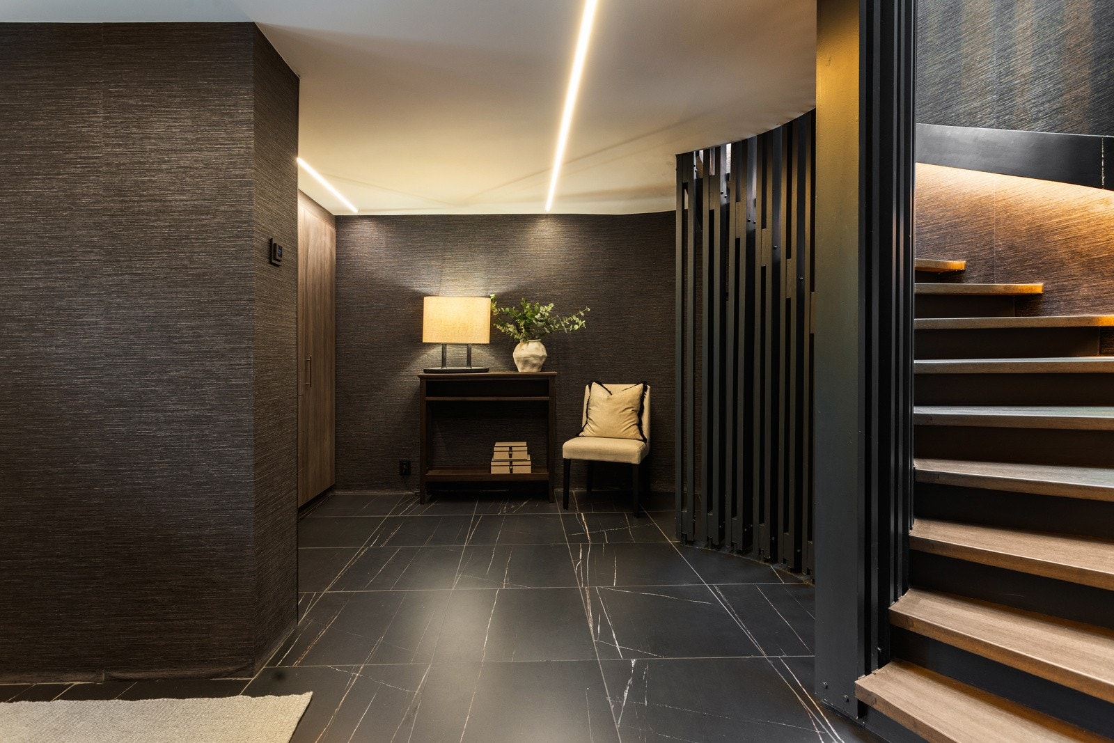 Flislagt entré / hall i 1. etasje med god garderobeplass og flott trapperom med buet trapp Galleribilde