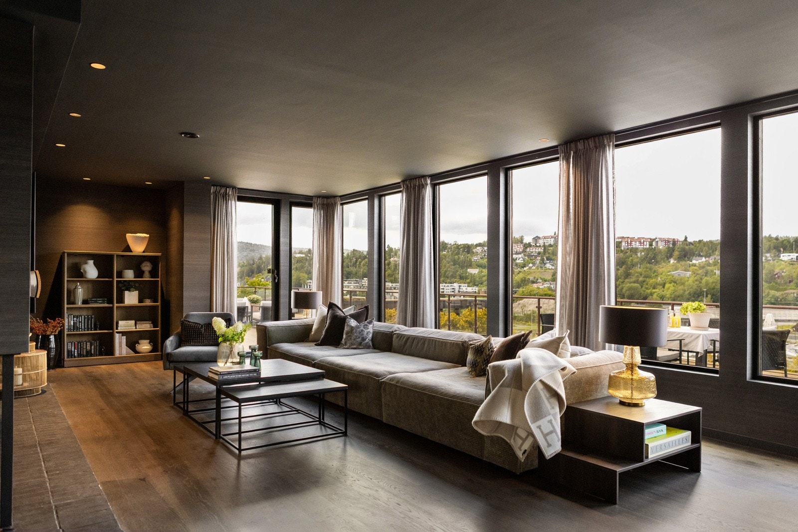 Koselig stue med utgang til den store terrassen Galleribilde