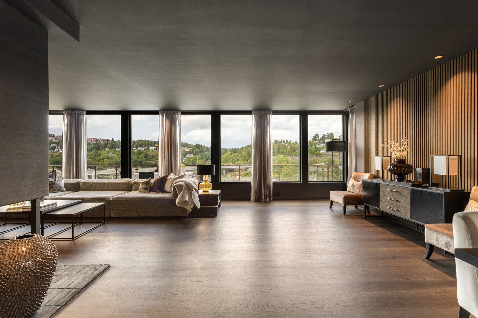 Stue med store vindusflater mot terrassen og utsikten Galleribilde