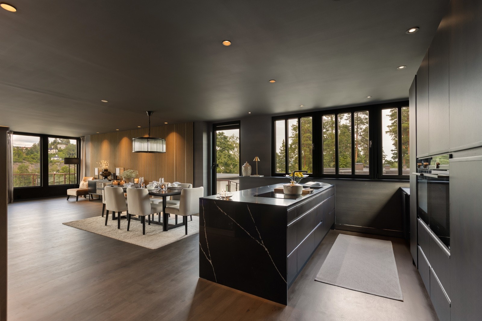 Kjøkken i 2. etasje med åpen løsning mot spisestuen Galleribilde