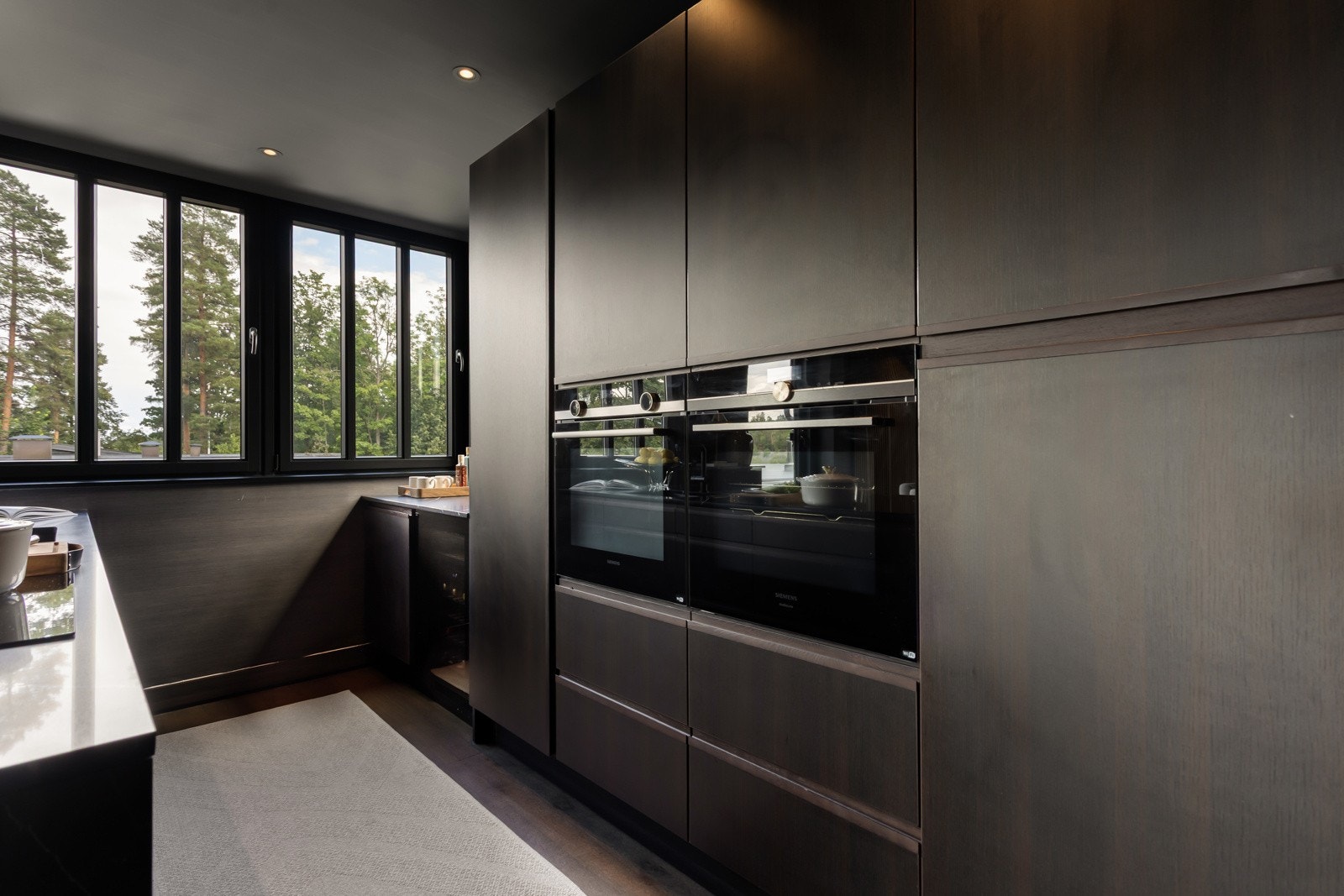 Alle hvitevarer er integrert i kjøkkenet og medfølger. Dette gjelder kjøleskap, fryser, vinskap, oppvaskmaskin, komfyr og to stekeovner. Galleribilde