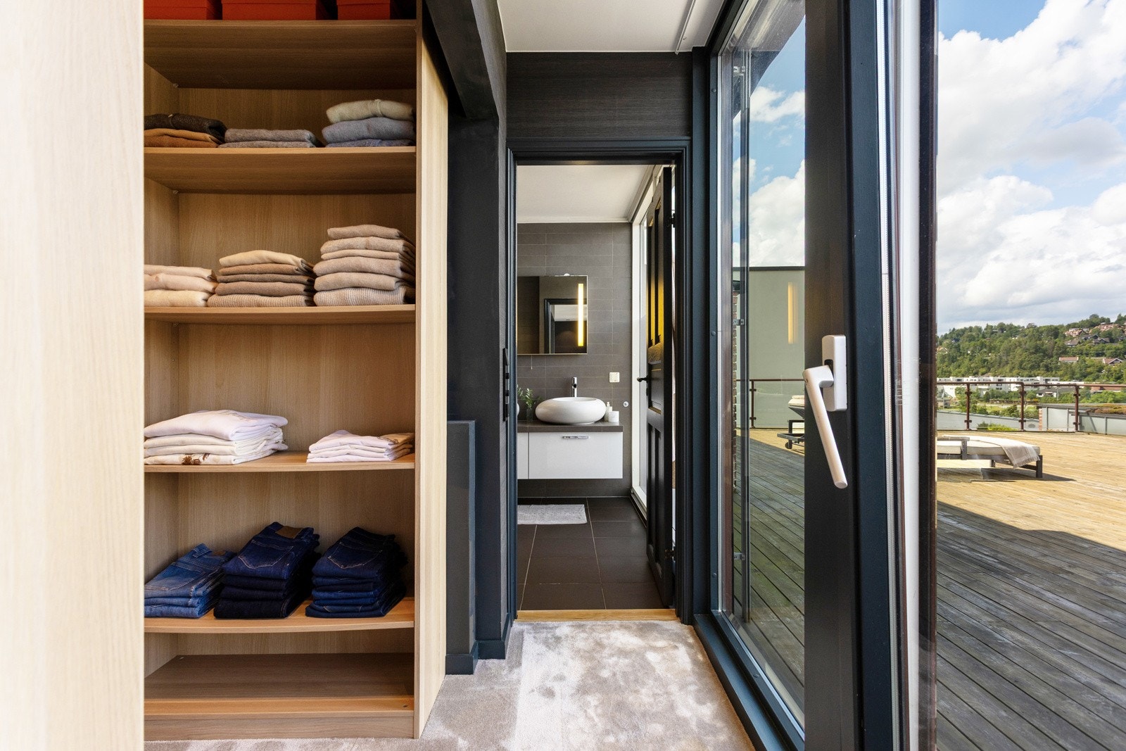 Hovedsoverom i 2. etasje med tilhørende walk-in garderobe og bad Galleribilde