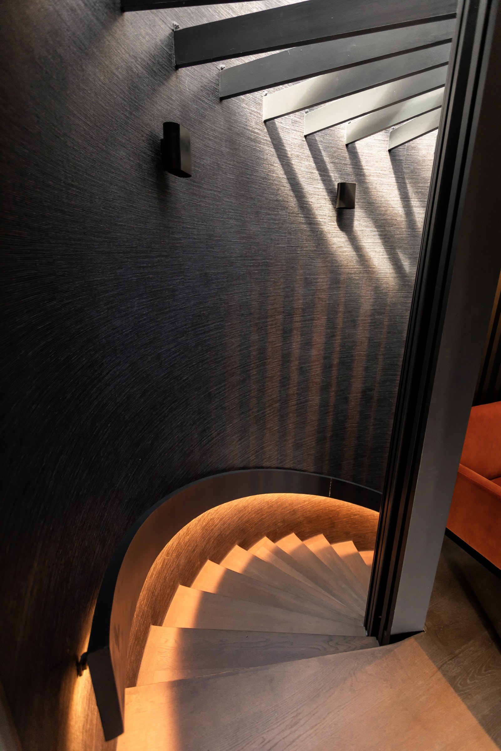 Flott trapperom med buet trapp og overlys fra glasskuppel i taket. Den buede trappen har trinn i heltre eik fra vegg til vegg uten vanger. Rekkverk til trapp med spilevegg og glass. Håndløper med integrert lys. Galleribilde