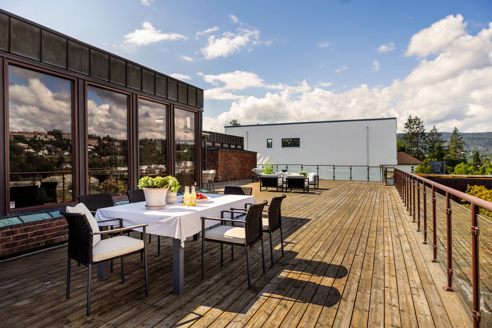 Fantastisk terrasse på hele 230 kvm med tilgang fra stuen, begge soverommene i 2. etasje og fra hovedbadet Galleribilde