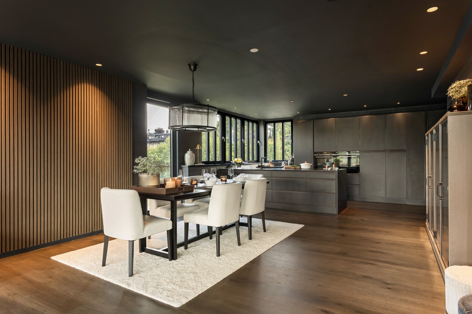 God plass til stort spisebord i tilknytning til kjøkkenet Galleribilde