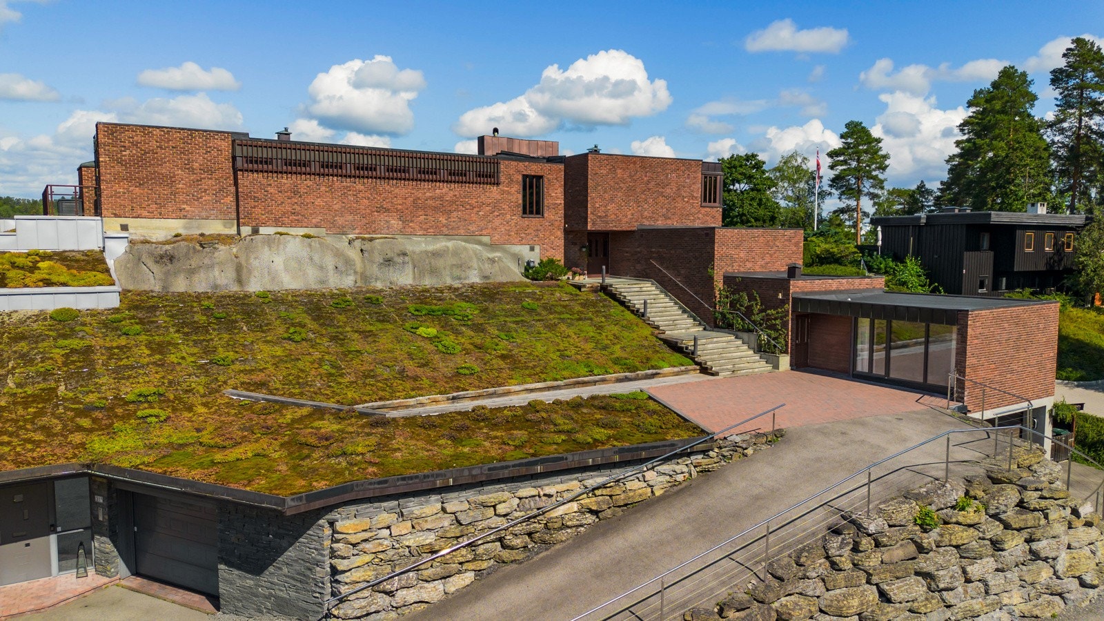 Stilfull og lekker enebolig i 60-talls funkisstil, med integrert garasje og hybel. Boligen ble tegnet av arkitektene Cappelen & Rodal på 60-tallet. Galleribilde