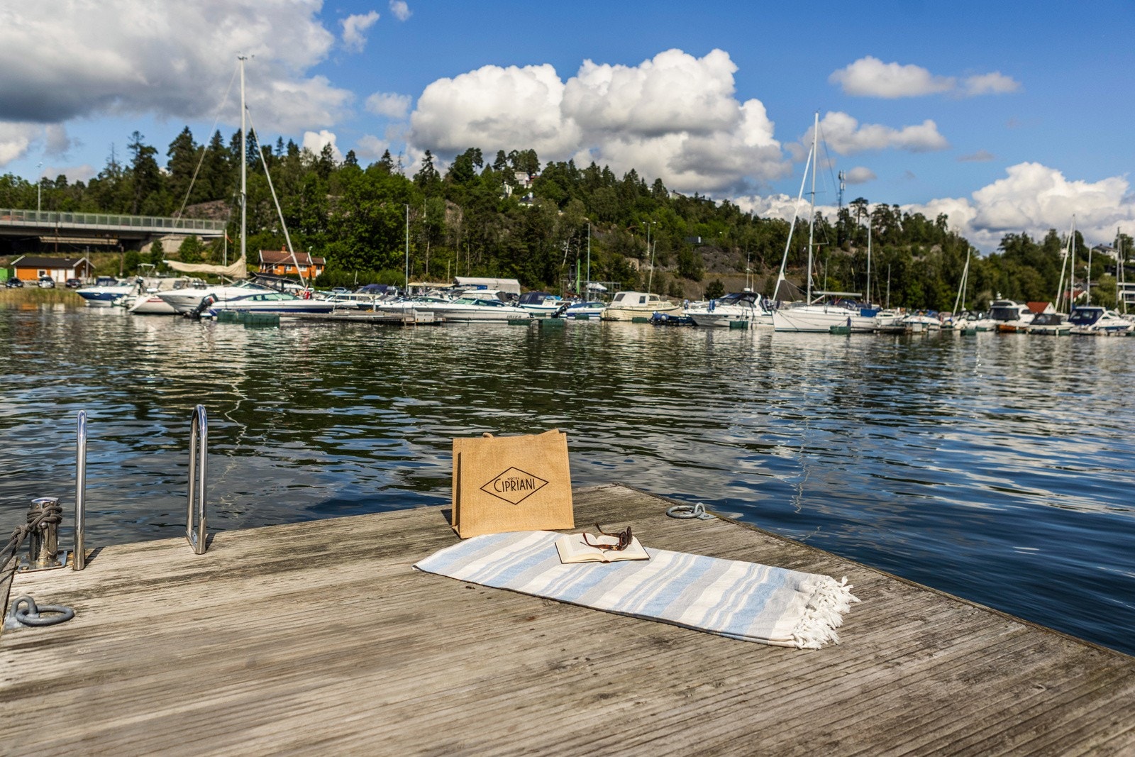 Det er brygge tilhørende eiendommen som disponeres i felleskap med naboeiendommen. Sundveien 31a har rett til minst 1 båtplass ved bryggen. Galleribilde