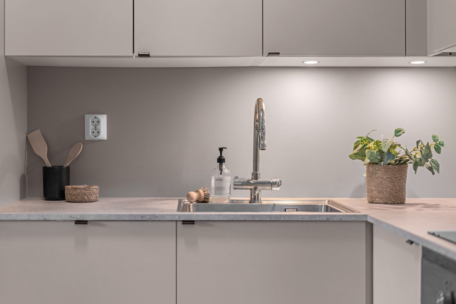 Lys under underskap og nedfelt kum i stål Galleribilde