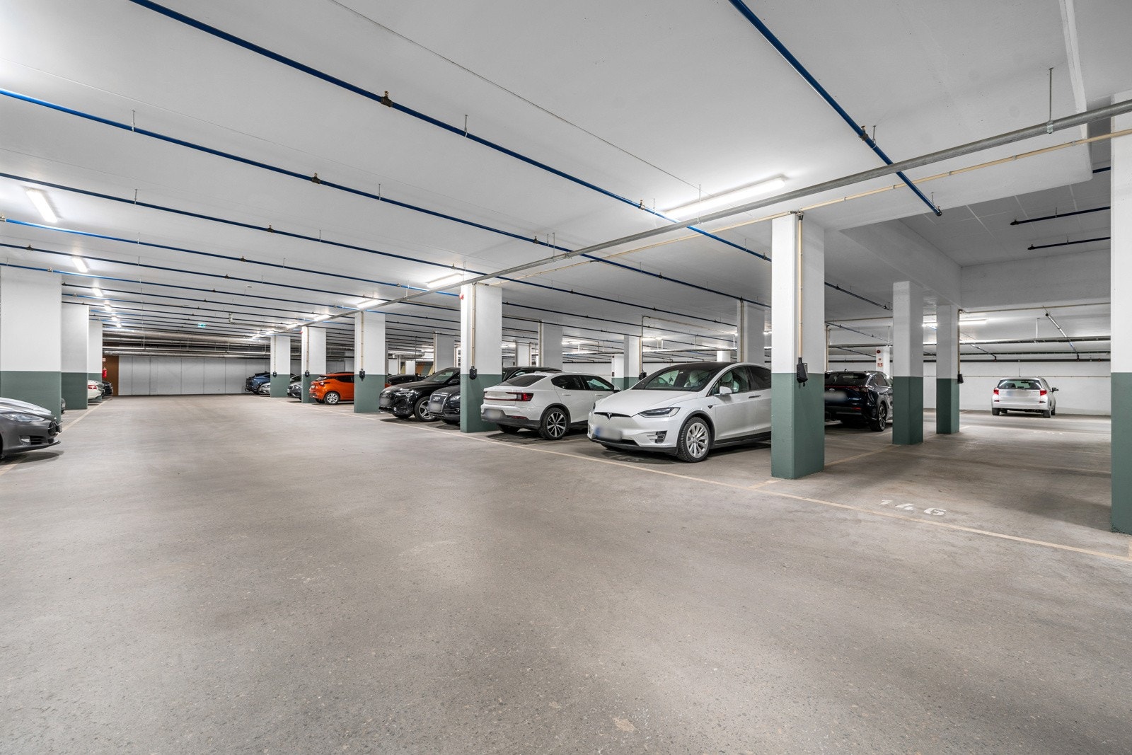 Det medfølger en garasjeplass i kjeller med elbil lader Galleribilde