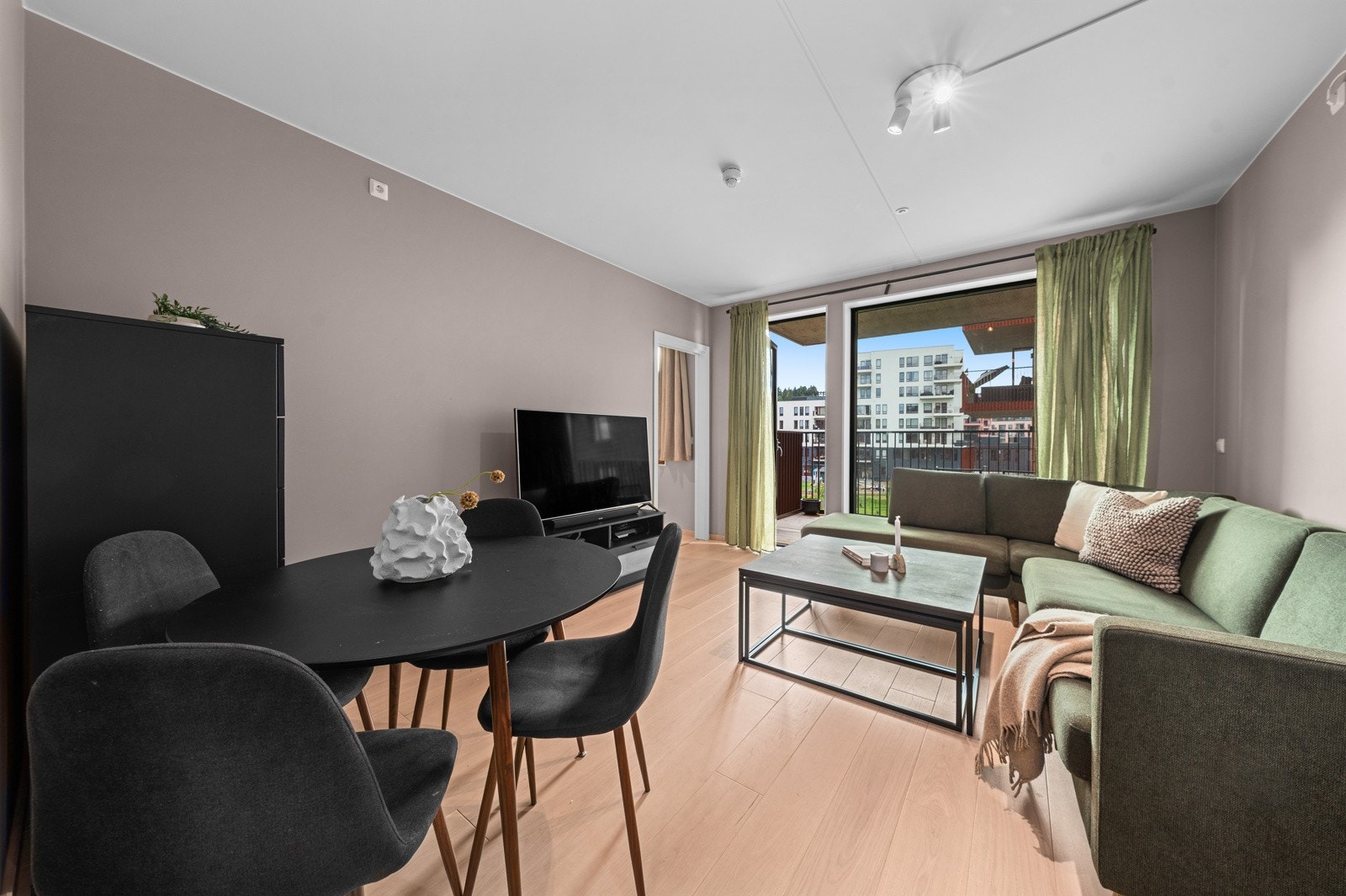 Store vindusflater gir rikelig med naturlig lys til leiligheten Galleribilde