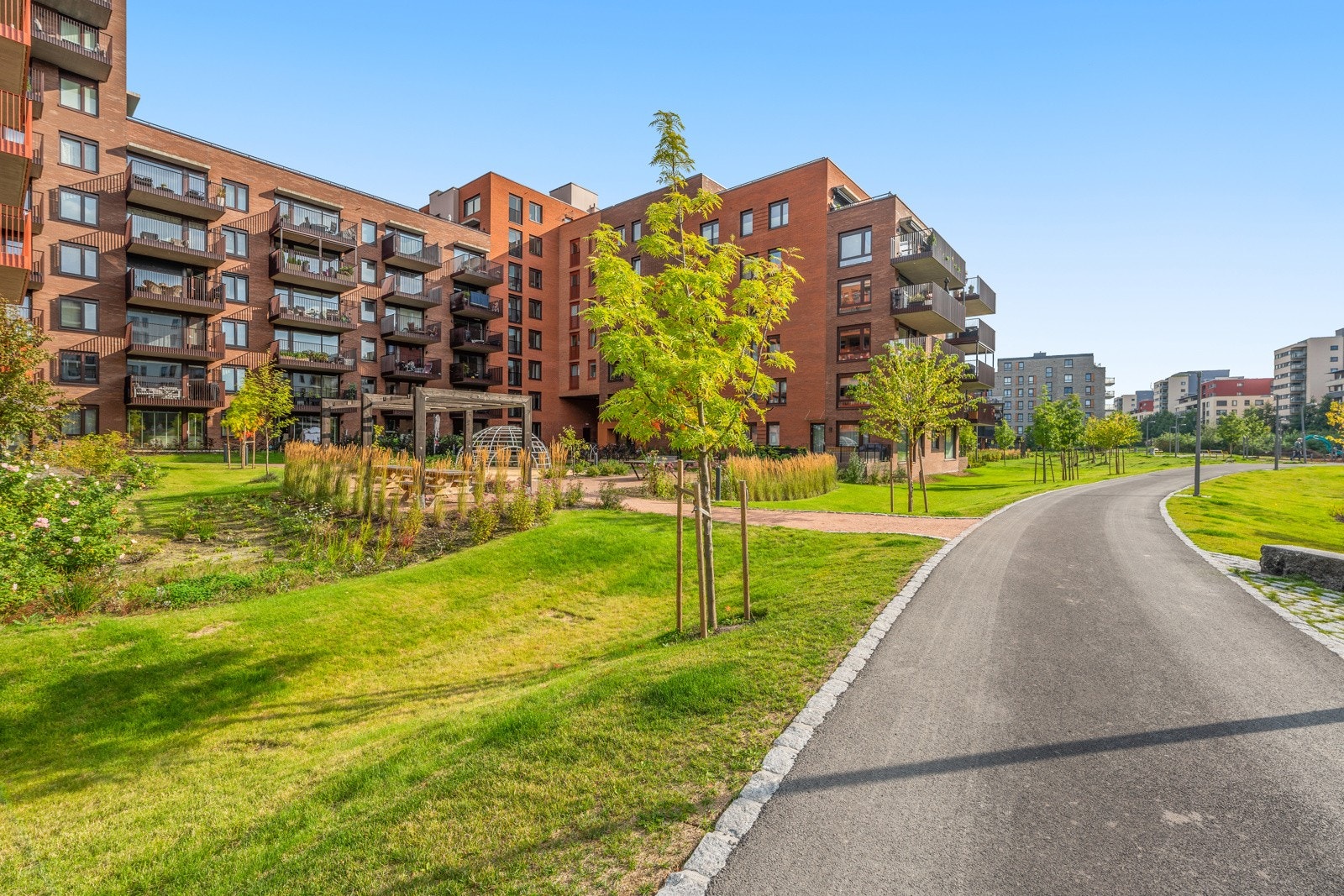 Eiendommen ligger særdeles attraktivt og sentralt til, med kort gangavstand til både matbutikker, kjøpesentre, gode bussforbindelser og spisesteder. I tillegg er det kort vei til skoler, barnehager og populære turområder Galleribilde