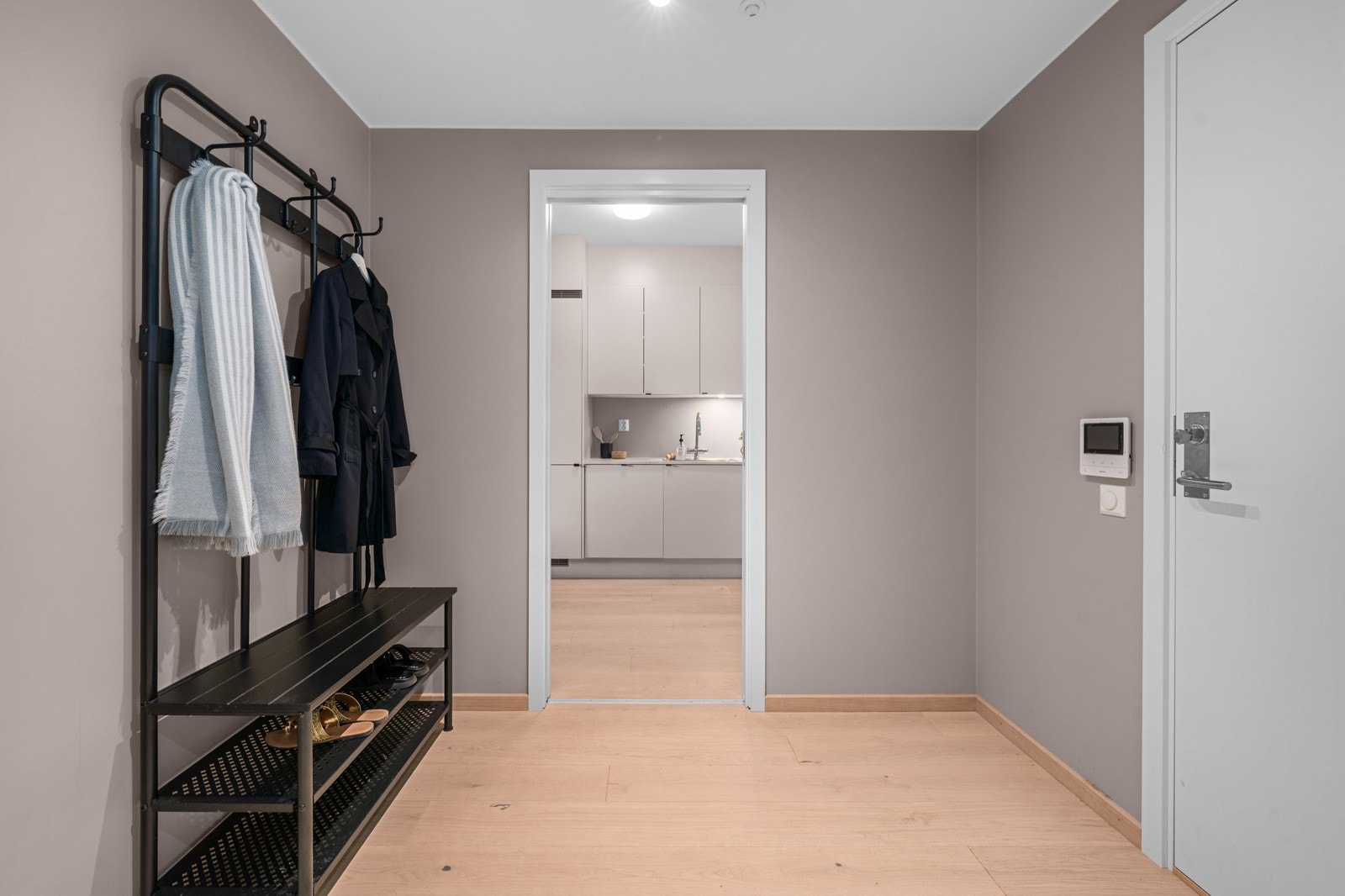 Entré med plass til yttertøy og sko. Det medfølger også en bod i kjeller på 5 kvm Galleribilde