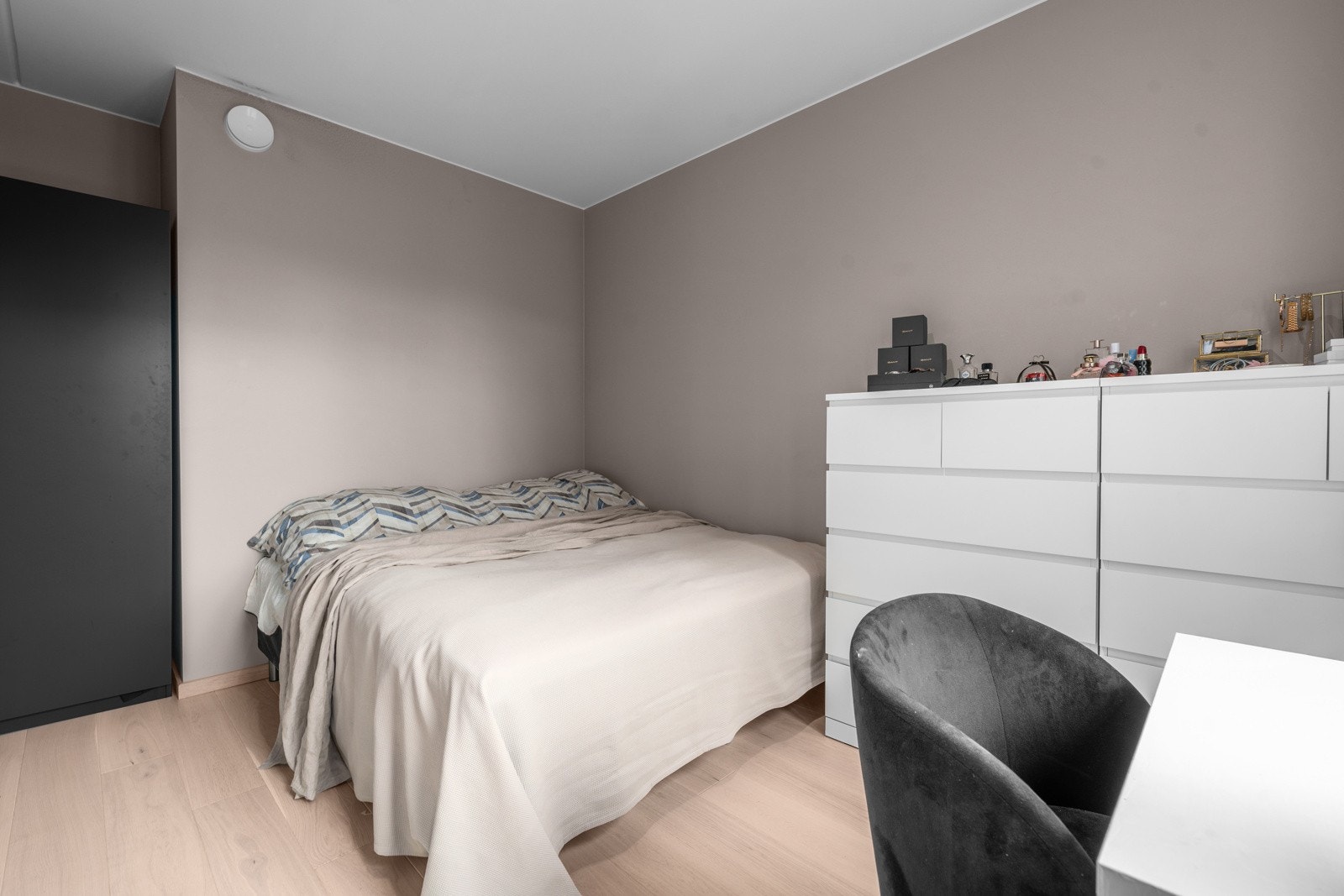 Soverom med god plass til seng og garderobeløsning Galleribilde