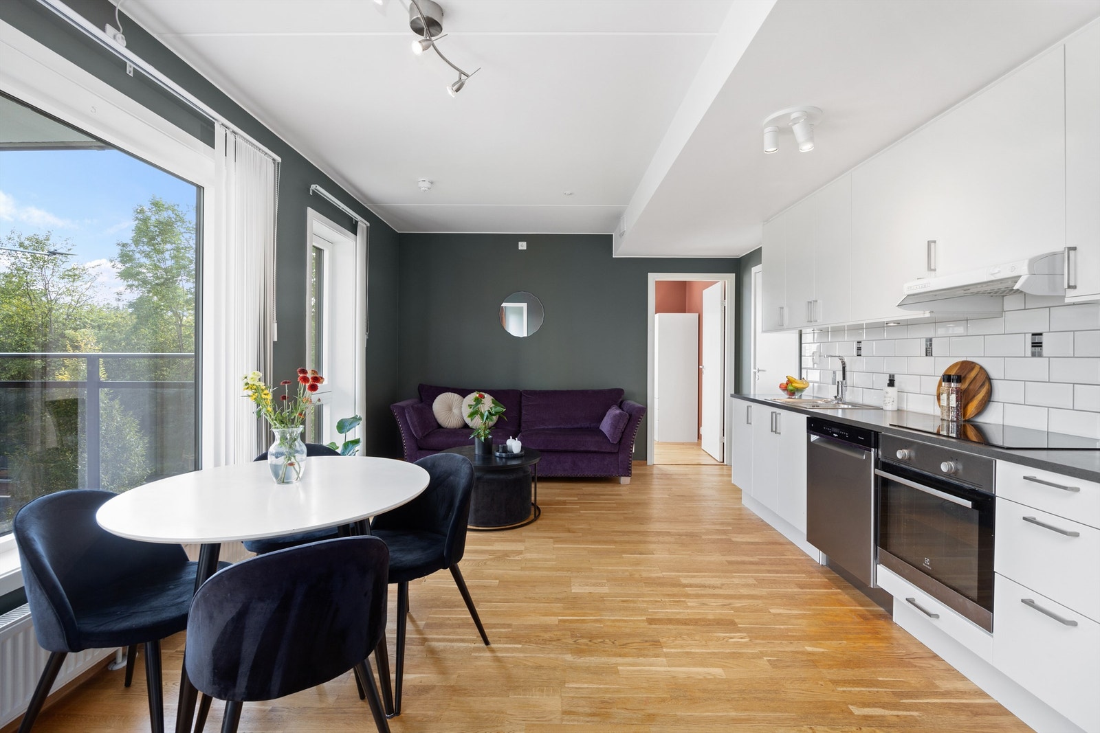 En lys og lekker 4-roms på Økern, med åpen stue/kjøkkenløsning, stor balkong med gode solforhold og attraktiv beliggenhet med alt du har behov for i nærheten. Galleribilde