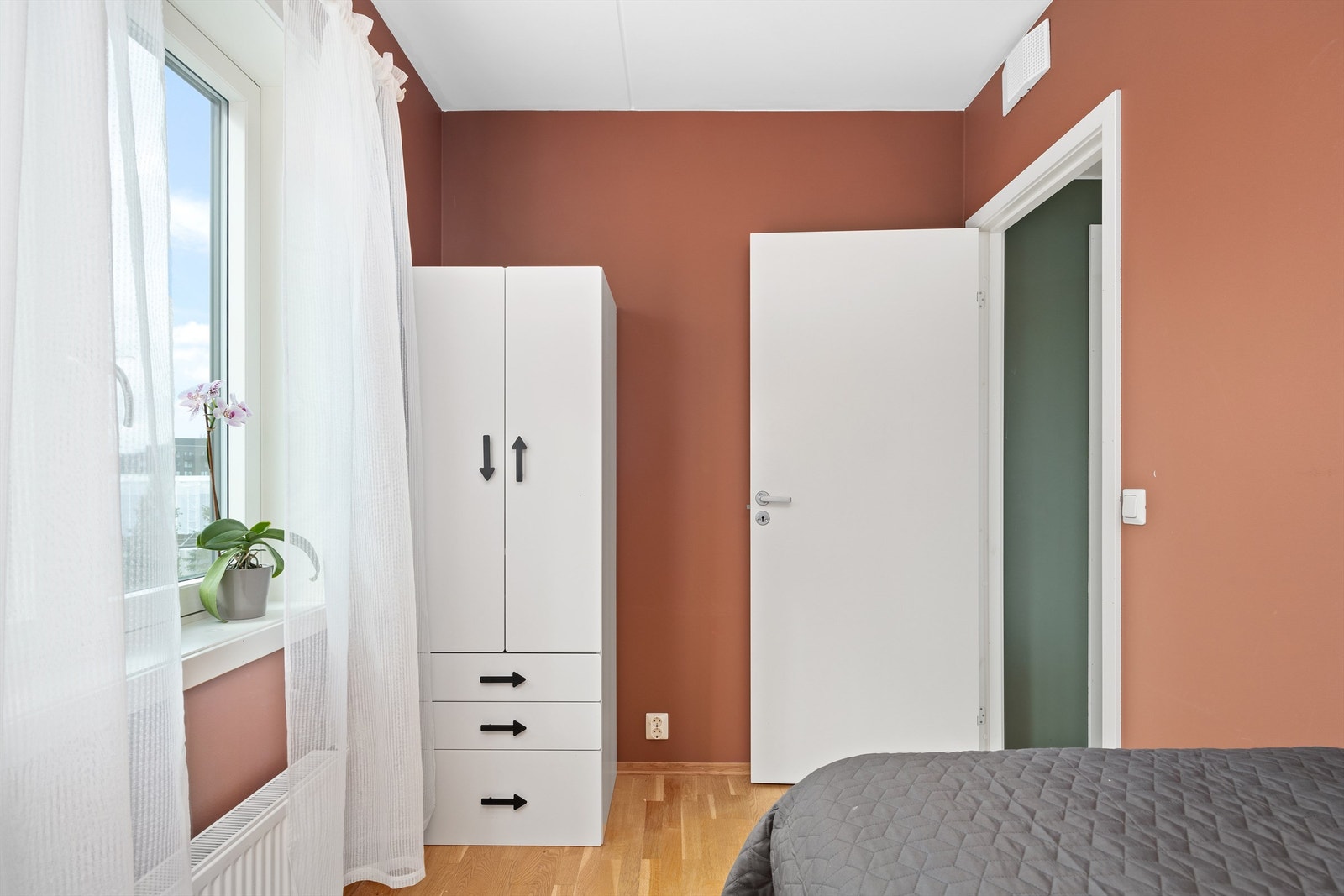 Her er det også plass til et praktisk garderobeskap. Galleribilde