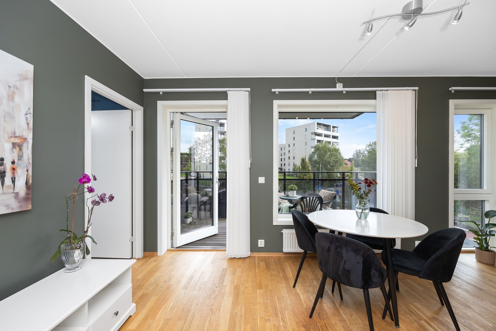 Fra stuen er det også utgang til boligens romslige balkong. Galleribilde