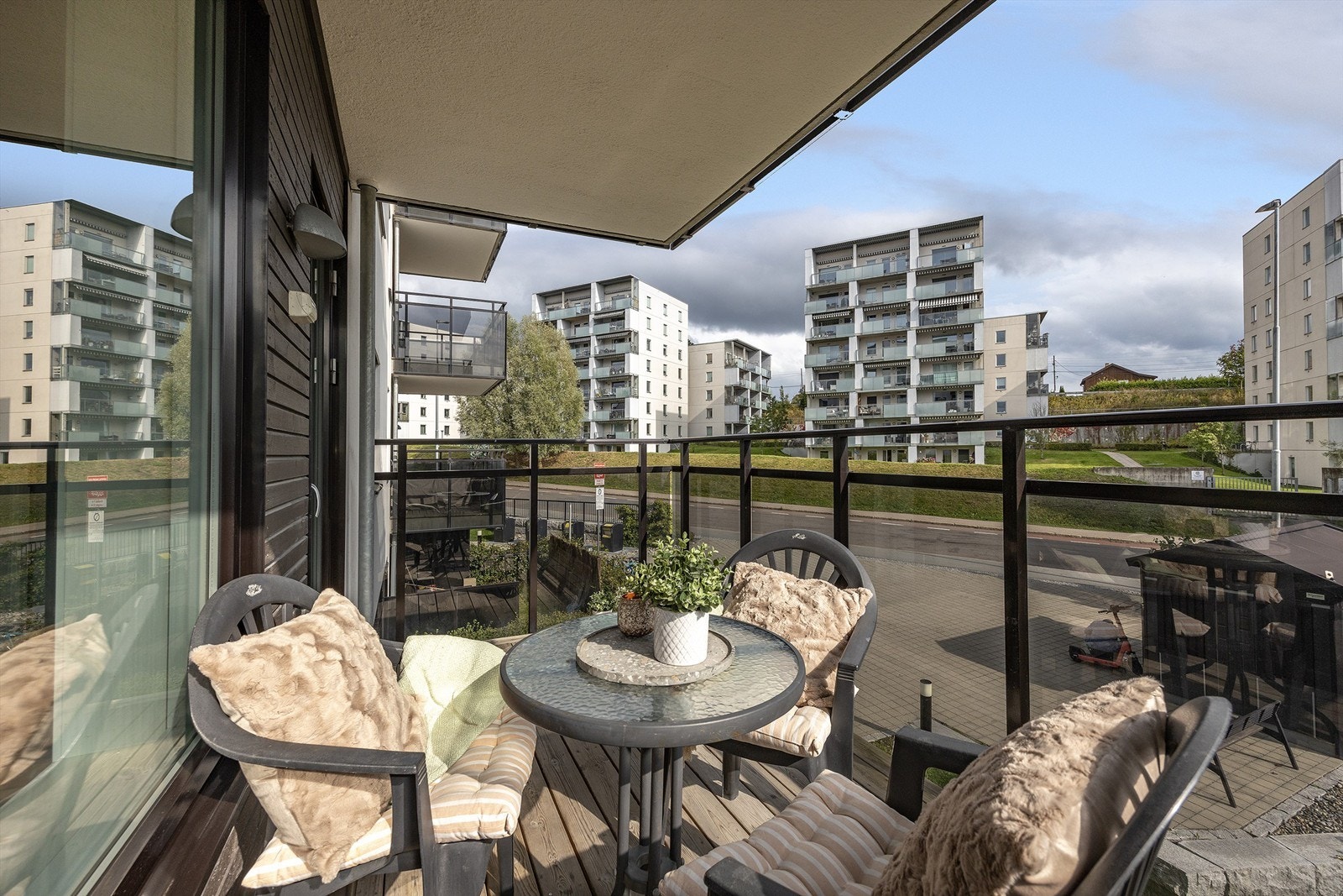 Her er det gode solforhold og balkongen fungerer som en fin forlengelse av stuen på årets varmere dager. Galleribilde