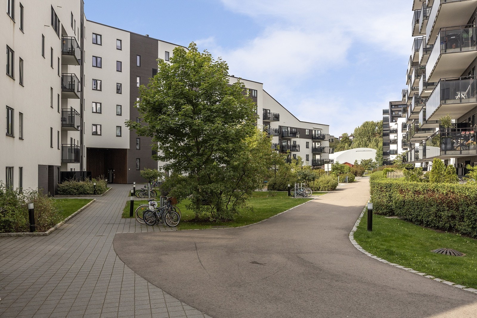 Området er pent opparbeidet med grøntområder og sykkelparkeringer for beboerne. Galleribilde
