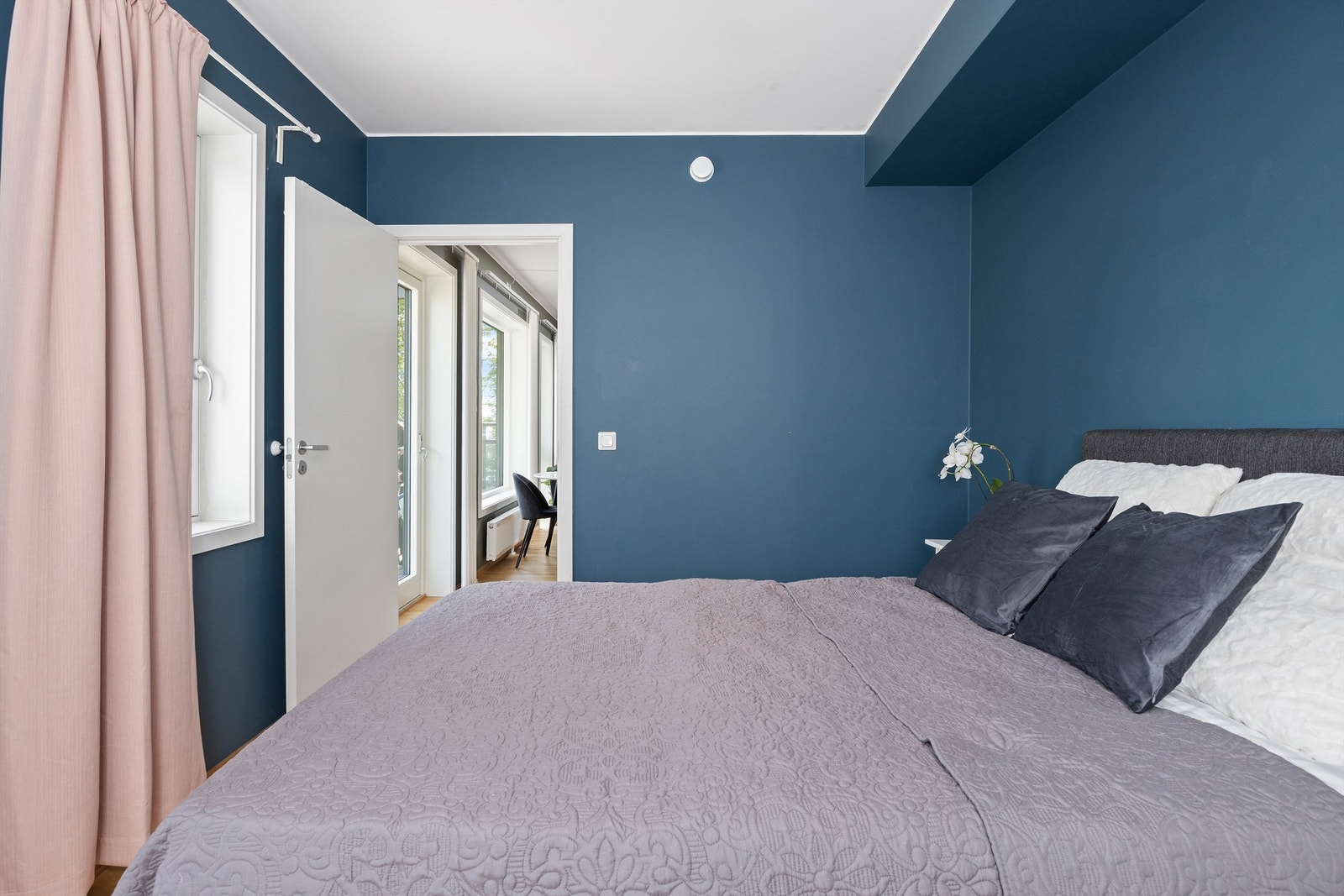 Hovedsoverommet er av god størrelse med plass til dobbeltseng og tilhørende nattbord. Galleribilde