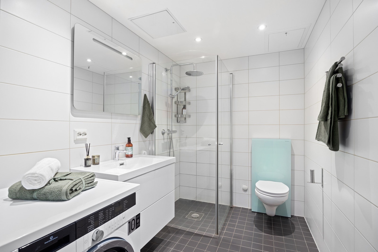 Badet er pent flislagt på gulv og vegger med elektrisk varme i gulvet. Galleribilde