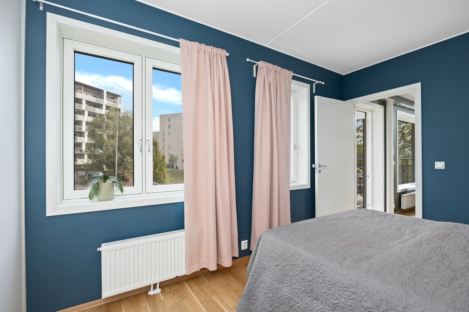 Det er rikelig med lysinnslipp fra store vindusflater som skaper en åpen og luftig romfølelse. Galleribilde