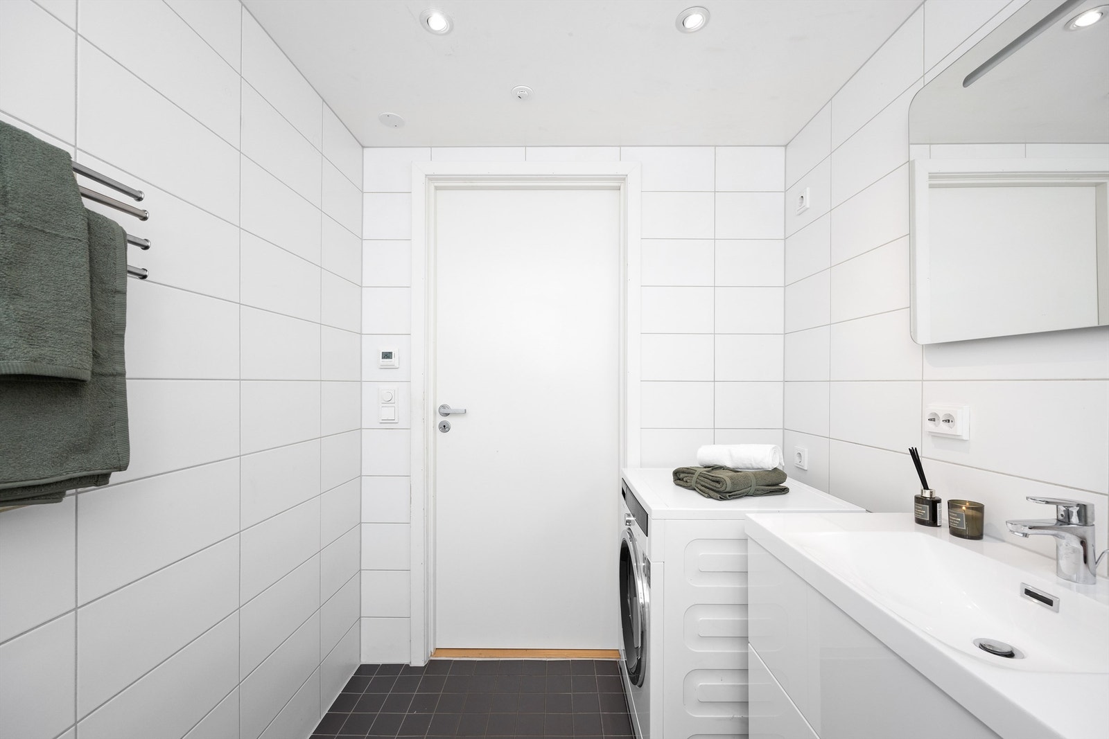 Det er både plass og opplegg for vaskemaskin og tørketrommel. Galleribilde